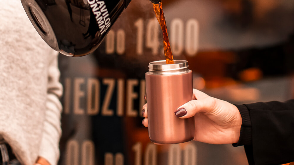 Kawa na wynos z własnym kubkiem 1 zł taniej!